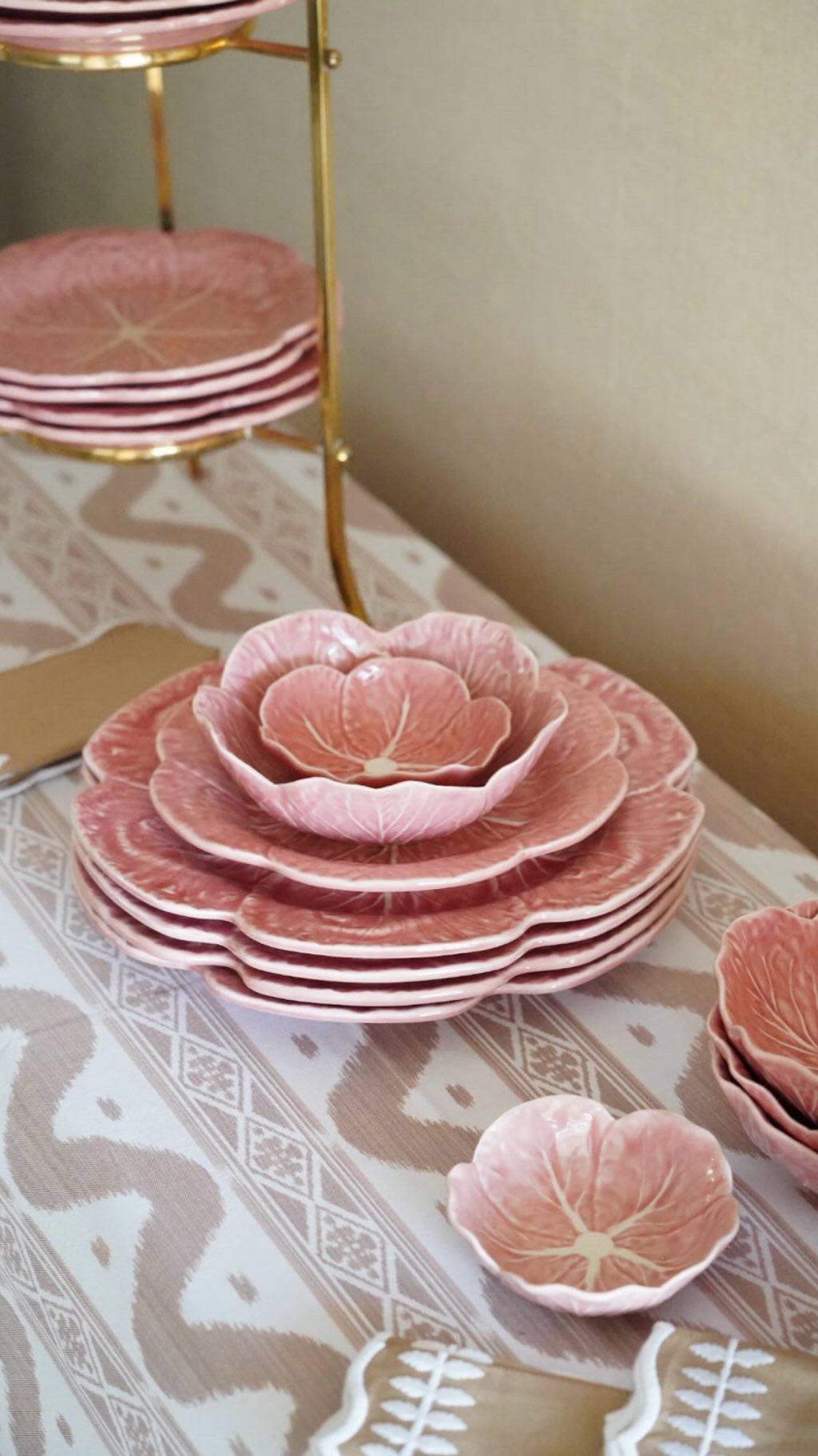 PAIR OF 9” BORDALLO PINHEIRO LUNCHEON PLATE