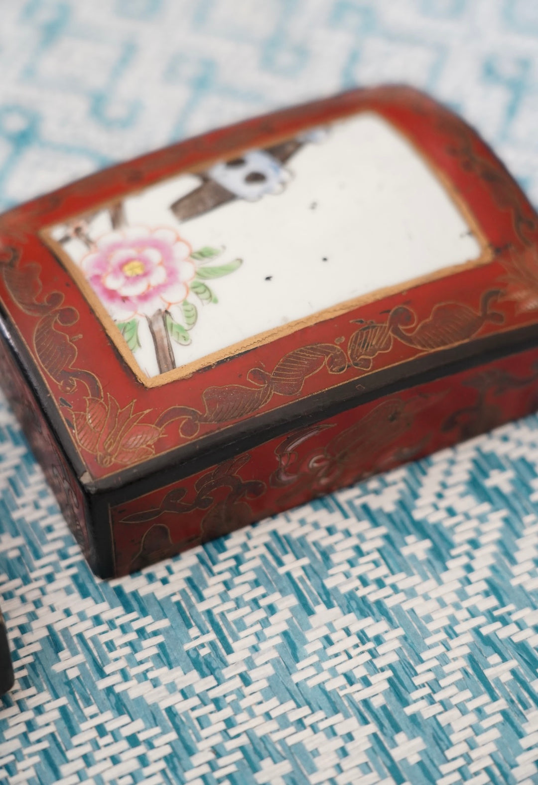 CHINESE LACQUERED TRINKET BOX W/ PORCELAIN INLAY