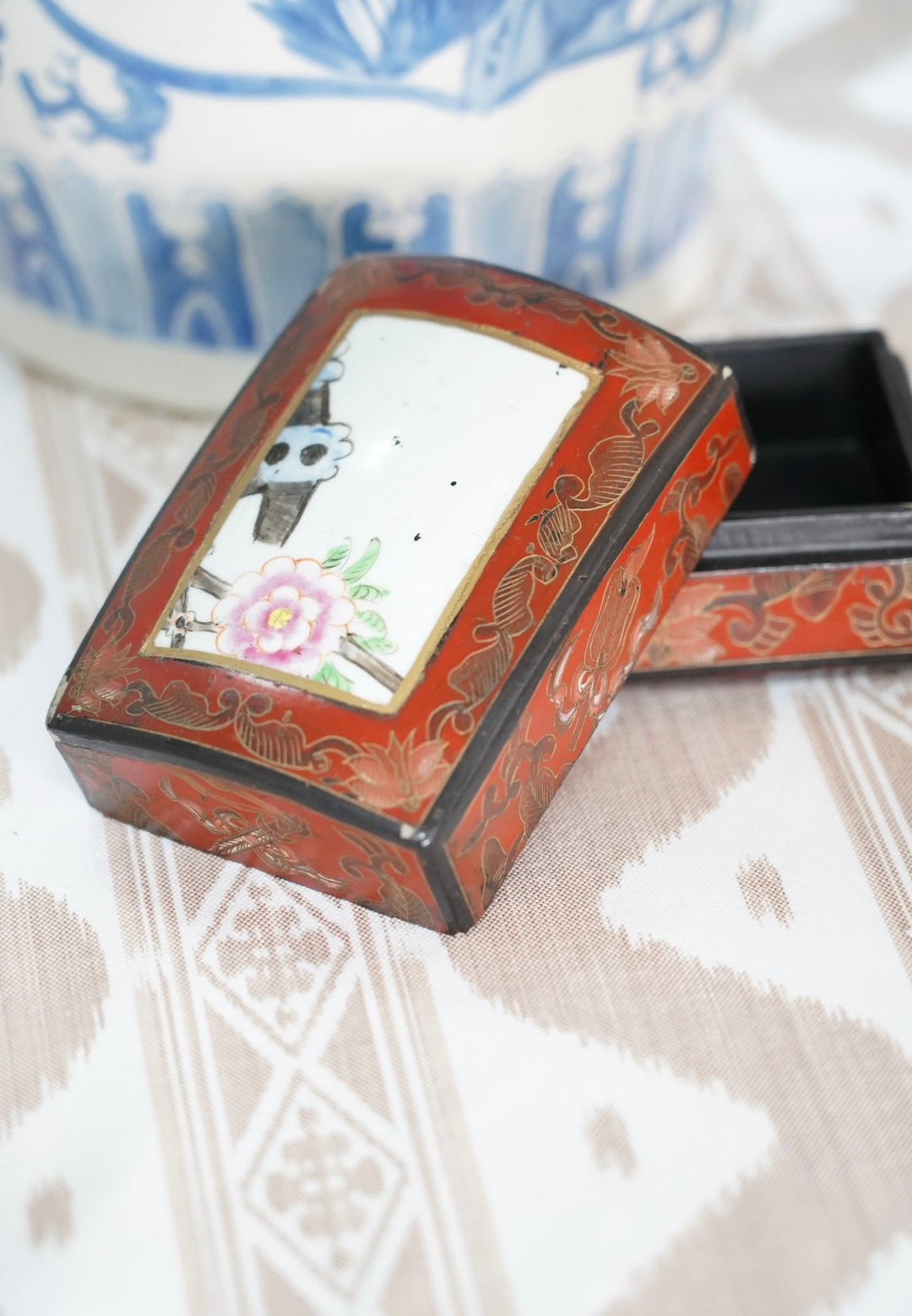 CHINESE LACQUERED TRINKET BOX W/ PORCELAIN INLAY