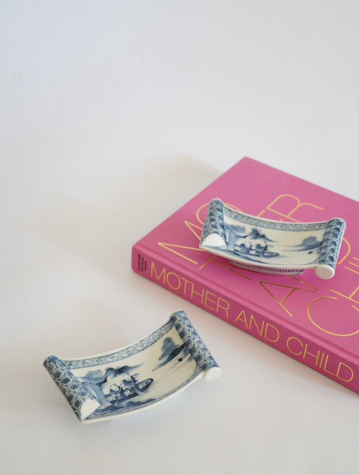 VINTAGE BLUE AND WHITE CERAMIC DISH SET