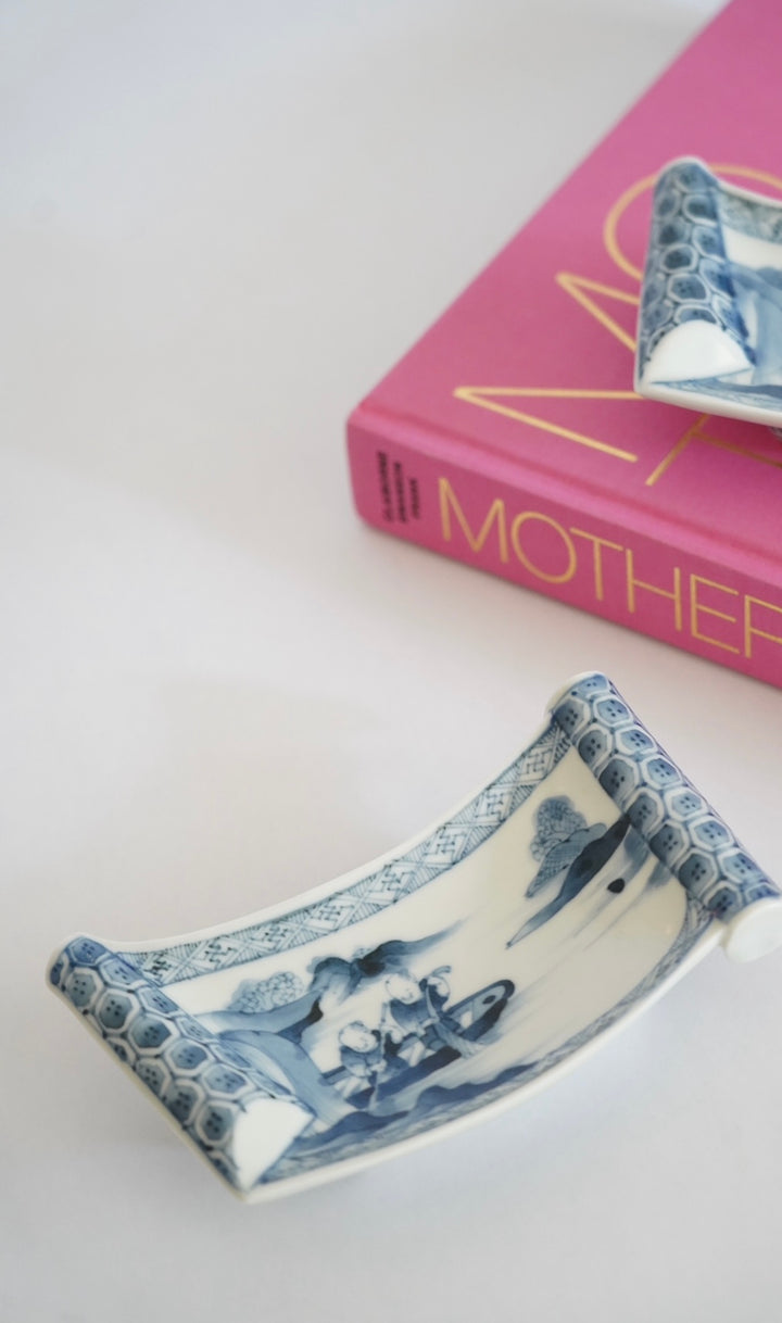 VINTAGE BLUE AND WHITE CERAMIC DISH SET