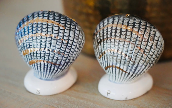 VINTAGE CLAM SHELL S&P SHAKERS