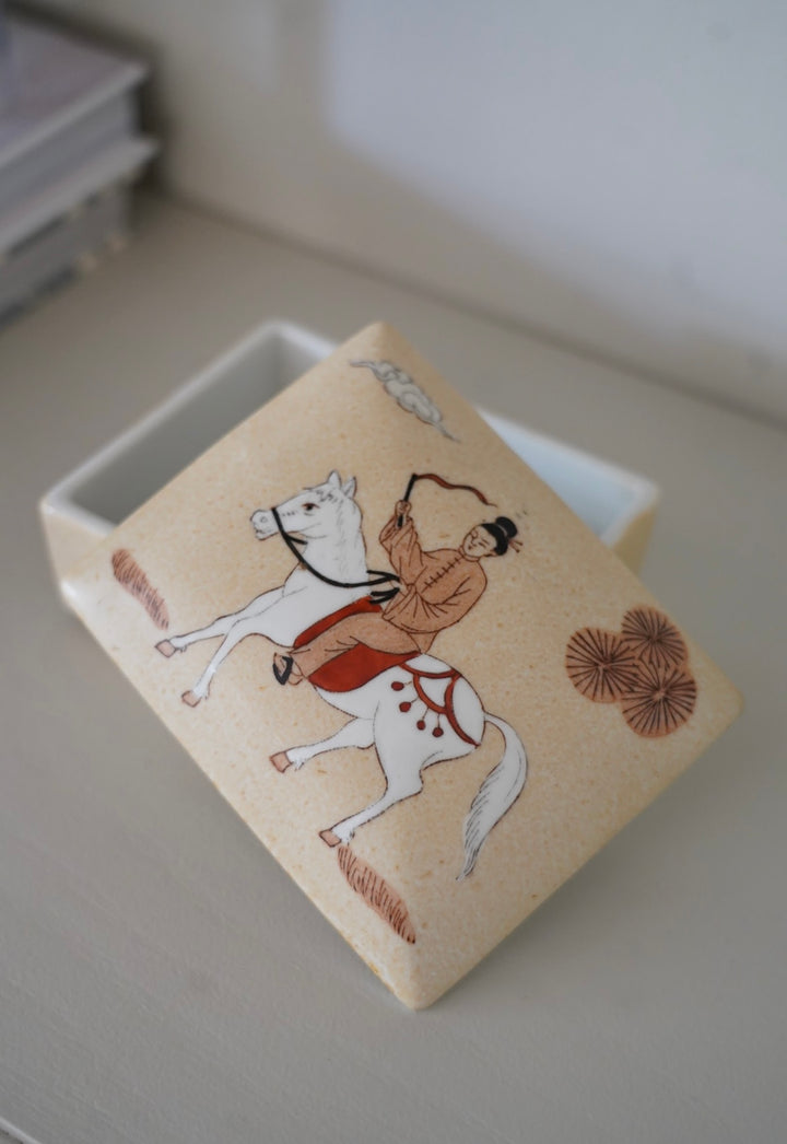 JAPANESE PORCELAIN TRINKET BOX
