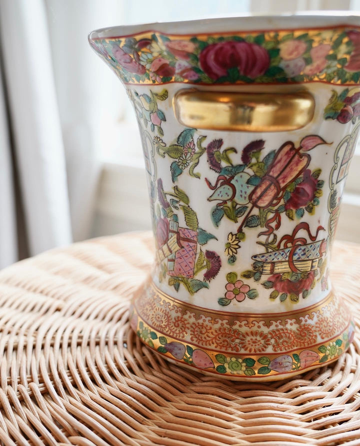 QIANLONG DYNASTY GOLD FAMILLE ROSE MEDALLION VASE