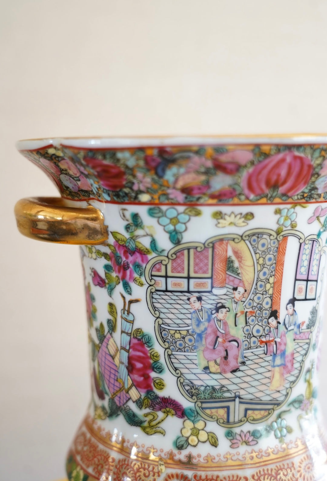 GOLD FAMILLE ROSE MEDALLION VASE