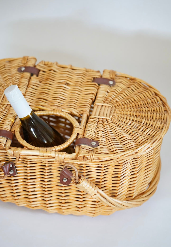 VINTAGE PICNIC BASKET