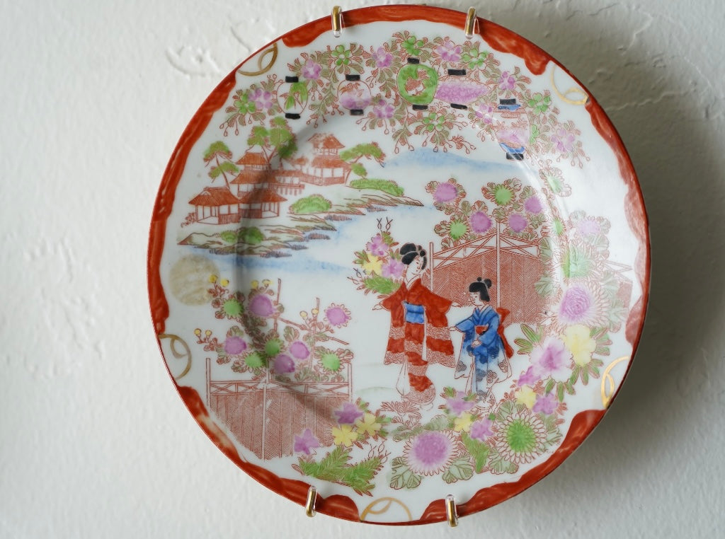 PAIR OF DECORATIVE GEISHA PLATES