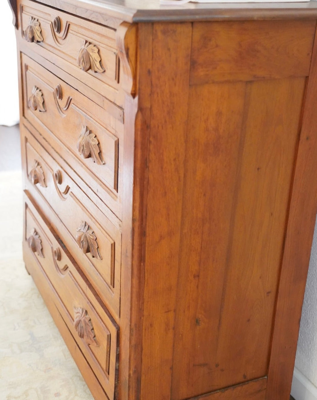 AMERICAN ANTIQUE CHEST OF DRAWERS