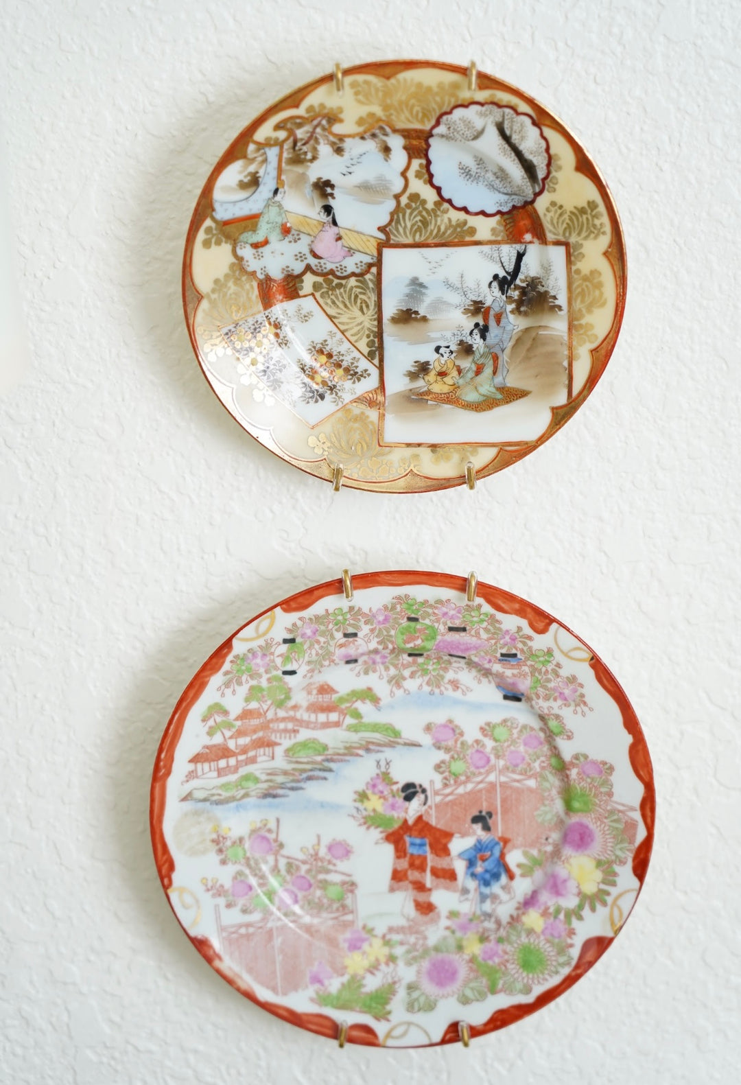 PAIR OF DECORATIVE GEISHA PLATES