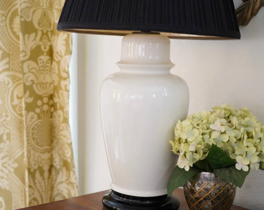 VINTAGE WHITE GINGER JAR LAMP